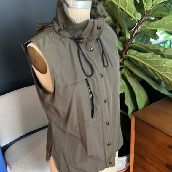 Jones New York Tech Active Vest With hidden hood in collar - Picture 4 of 9